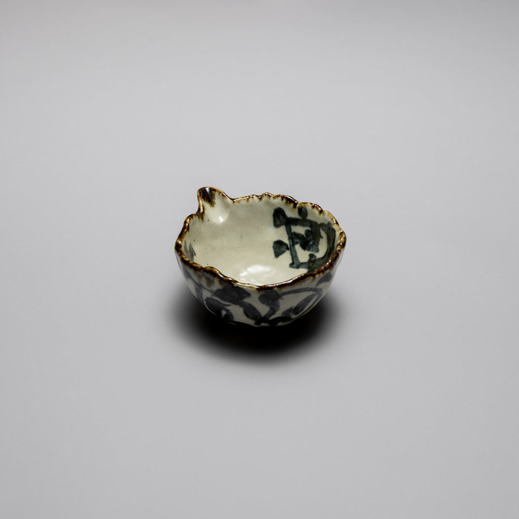 Tako Karakusa Giza Spout Bowl, 14.5cm x 12.5cm x H7cm